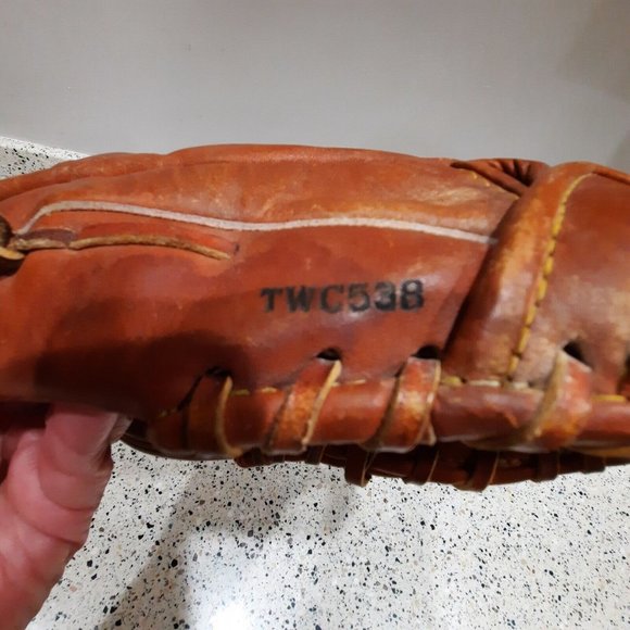 Louisville Slugger G125-5CW RHT Professional Player Design Made in Japan Glove - Picture 9 of 10